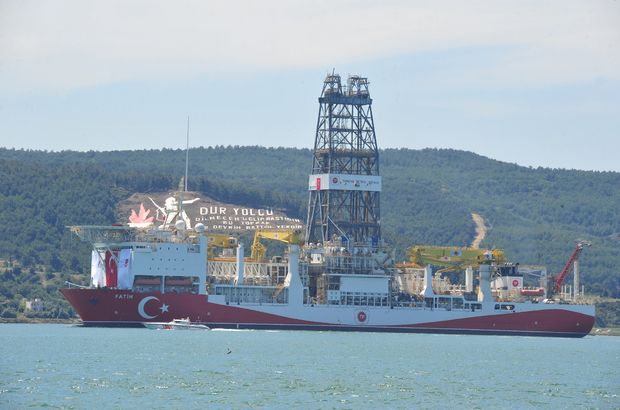 Türkiye’nin ilk aktif sondaj gemisi ’Fatih’, Çanakkale Boğazı’ndan geçti