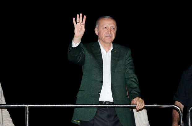 Cumhurbaşkanı Erdoğan, İstanbul İl Başkanlığı’nda sahur yaptı