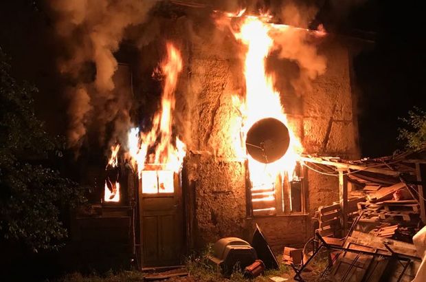 Kütahya’da yıldırım düşen ev yandı