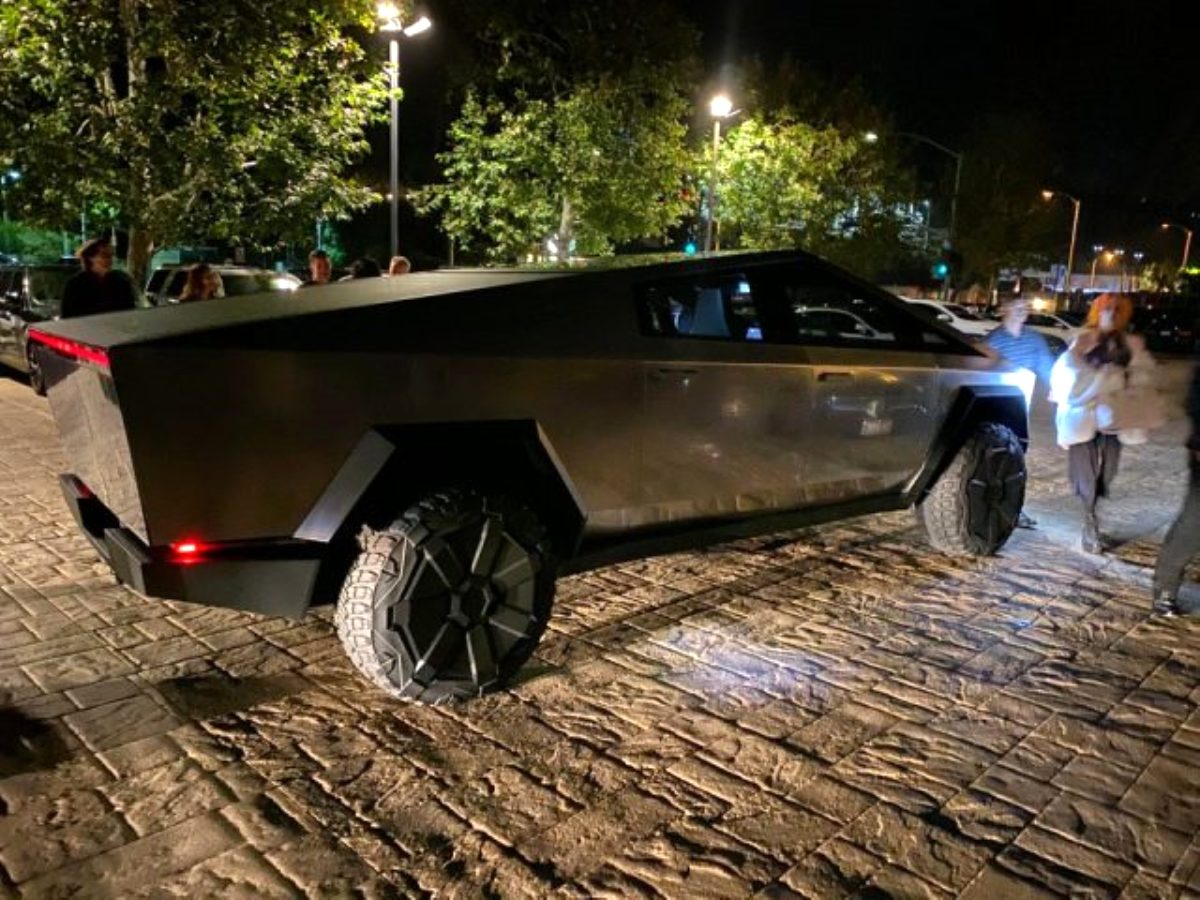 Elon Musk, yeni oyuncağı Cybertruck ile sokaklarda görüntülendi
