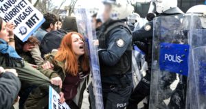İstanbul Üniversitesi'ndeki yemek eyleminde öğrenciyi darp eden polis, görevden uzaklaştırıldı